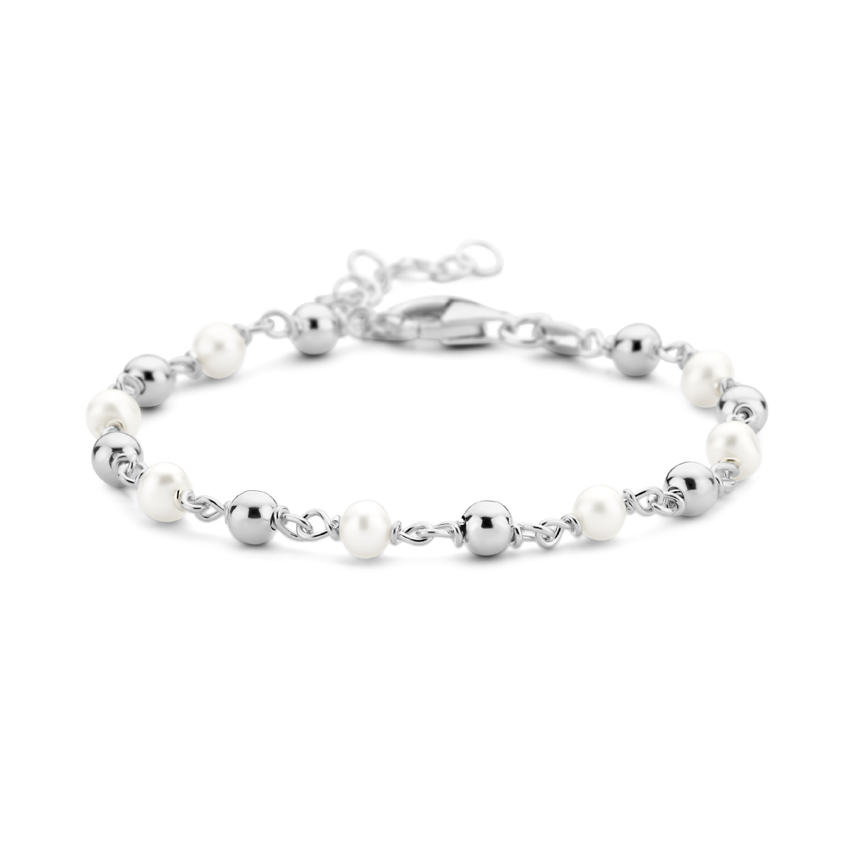 Gerhodineerd 925 zilveren armband met zoetwaterparels van 4.5mm en bolletjes van 4mm. De armband heeft een draaglengte van 16cm en een extensie van 3cm. Uitgevoerd met een karabijn sluiting.