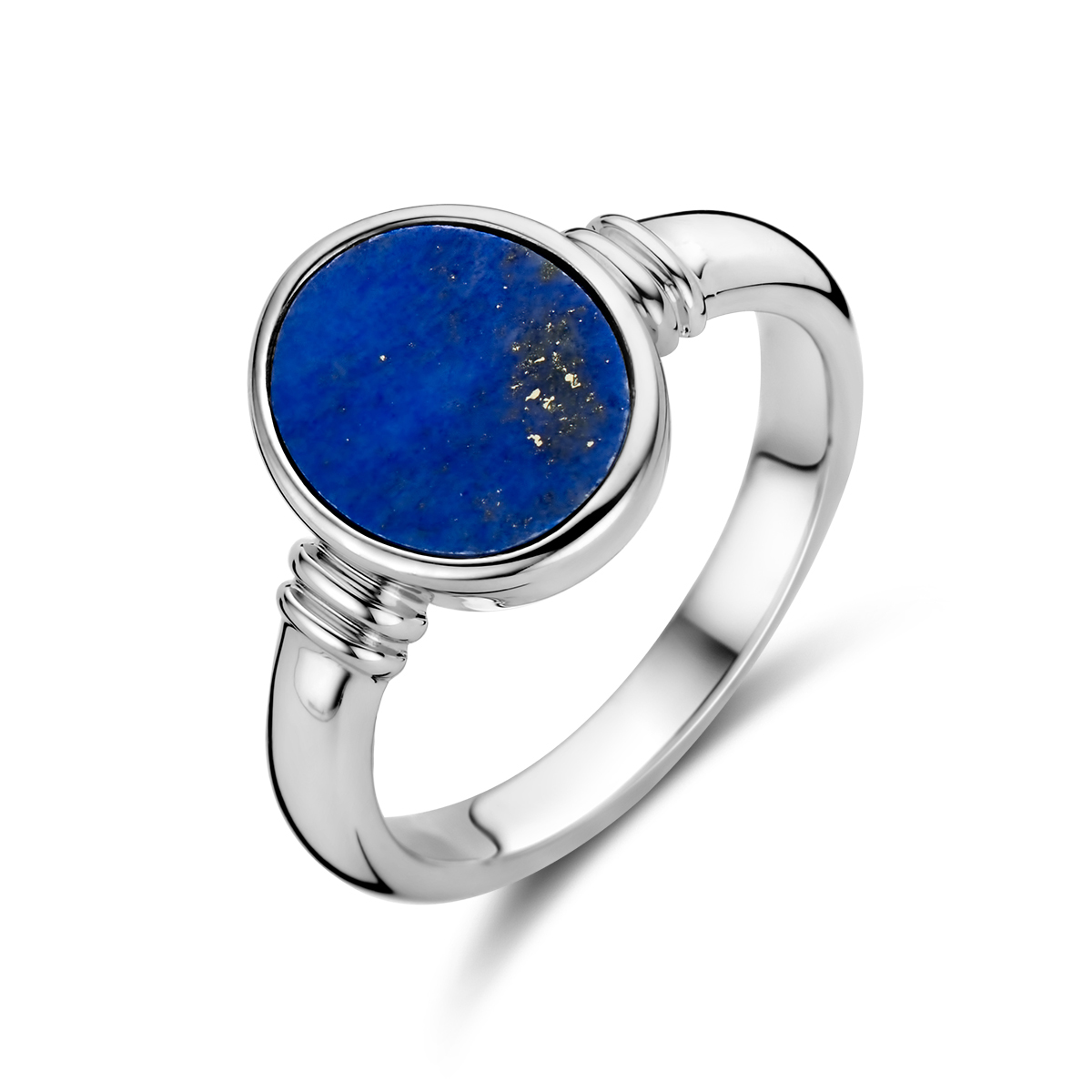 Gerhodineerd 925 zilveren ring uitgevoerd met lapis. De ring heeft een breedte van 12.5mm.