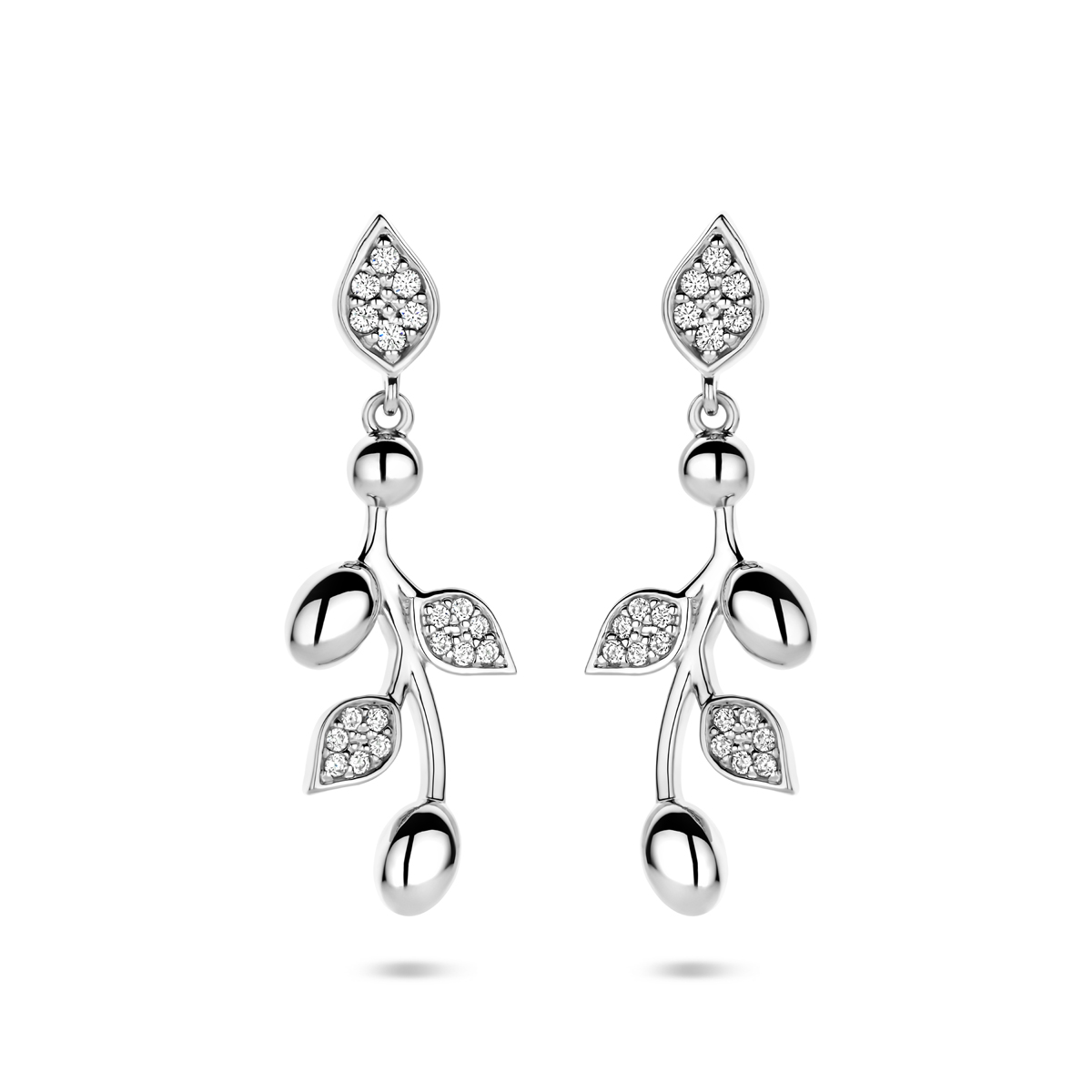 Gerhodineerd 925 zilveren oorhangers uitgevoerd met zirkonia. De oorhangers hebben een totale hoogte van 30mm.