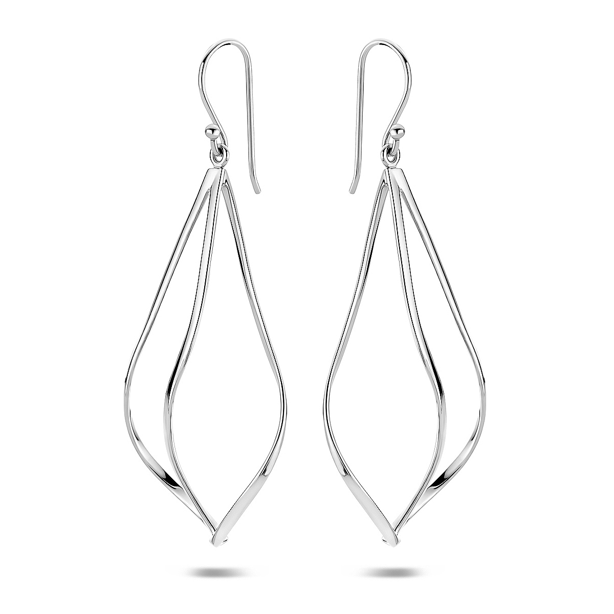 Gerhodineerd 95 zilveren oorhangers met een totale hoogte van 5,9 cm. De oorhanger heeft een afmeting van 47x23mm.