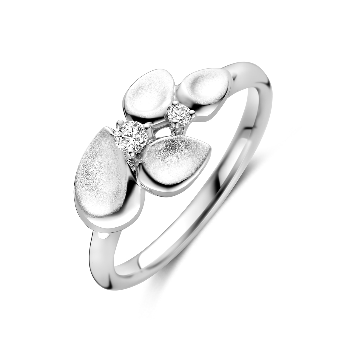 Gerhodineerd 925 zilveren ring uitgevoerd met zirkonia. De ring heeft een breedte van 8.5mm.