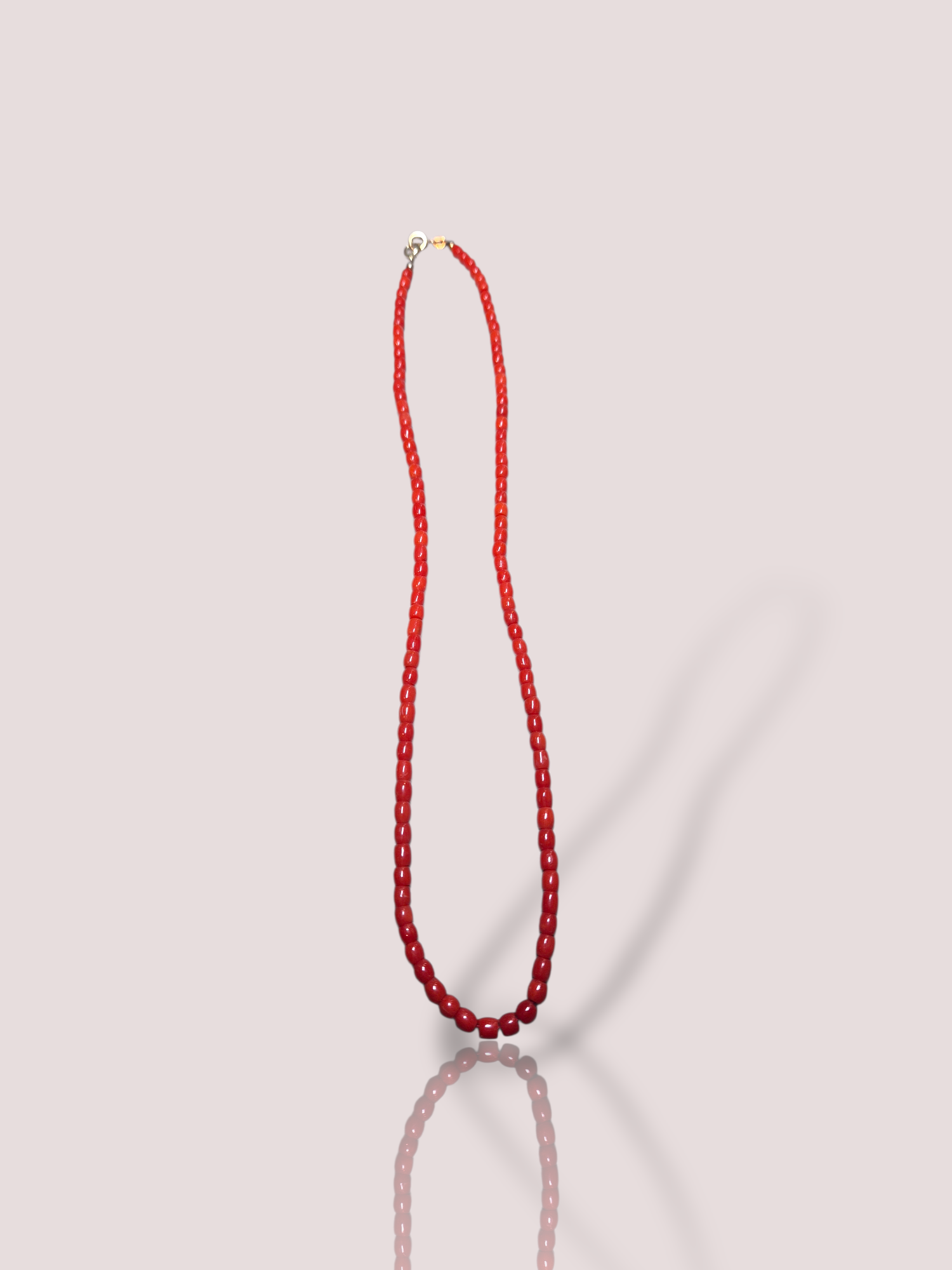 Dit prachtige vintage bloedkoralen collier met 14k geel gouden slotje, is een tijdloos sieraad dat elegantie uitstraalt. Perfect te combineren met een stijlvolle avondjurk of een chique blouse voor een verfijnde look. Laat uw outfit stralen en trek alle aandacht met deze unieke halsketting. 

Het collier is 45 cm lang en heeft bloedkoralen met een dikte van 4 mm.