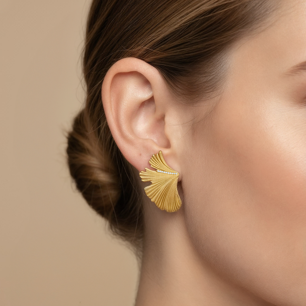 Oorbellen goudkleurig zilver in de vorm van het Ginkgo Biloka blad en met diamant