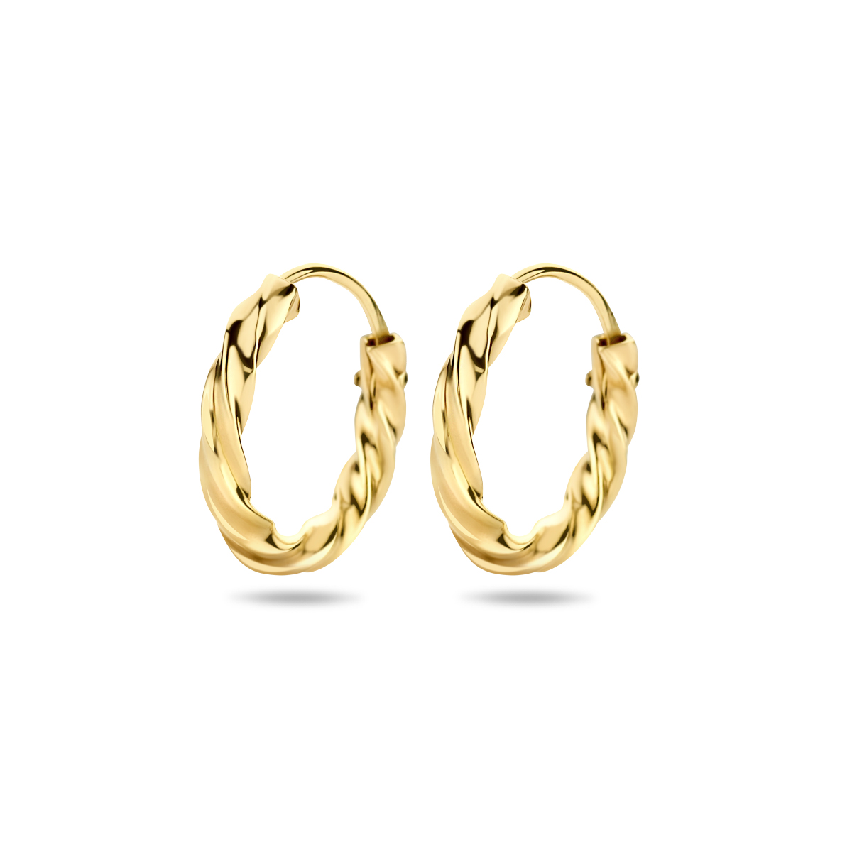 Klassieke geelgouden oorringen met een afmeting van 13x2mm uitgevoerd met een gedraaide buis. Door de eenvoud en het verfijnde ontwerp kunnen deze oorringen perfect worden gedragen met andere sieraden.