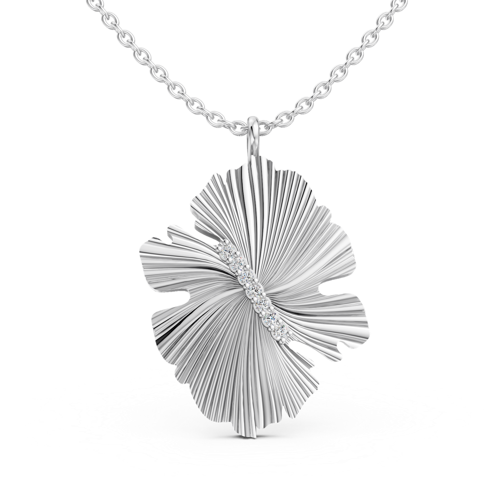 De zilveren ketting met hanger in de vorm van een Ginkgo Biloba blad. modelnummer M2753-1S3-S40S45. bevat een diamant van 0.021ct. Deze sierlijke ketting van 45 cm is ideaal voor zowel casual als formele gelegenheden. Draag het als een opvallend stuk bij een eenvoudige blouse of jurk om de subtiele elegantie te benadrukken. Perfect voor elke sieradenliefhebber!