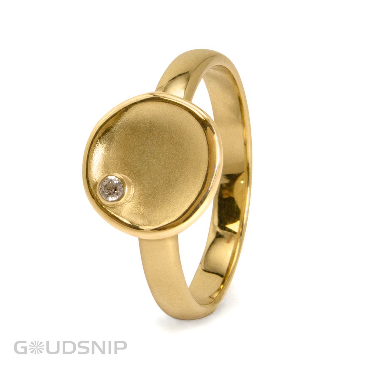 Deze ring is ontworpen en vervaardigd in ons eigen atelier. De ring is zeer geschikt om op te graveren. Bijvoorbeeld een letter, naam of vingerafdruk.