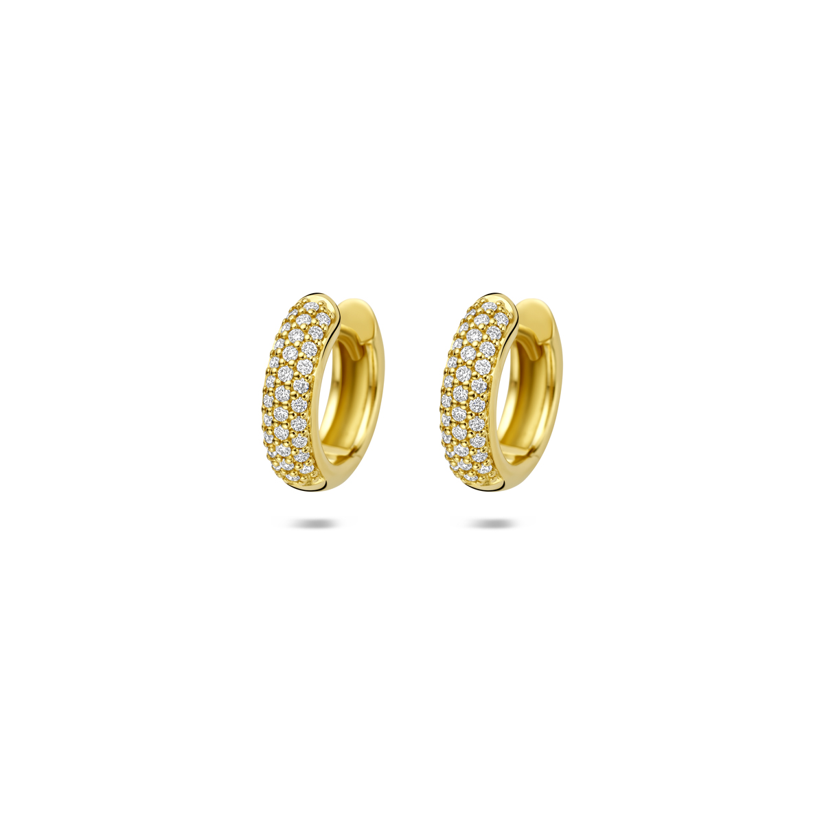 14k Geelgouden klapoorringen uitgevoerd met diamant. De klapoorringen hebben een afmeting van 12x3mm. Het totale diamantgewicht is 0.21ct.