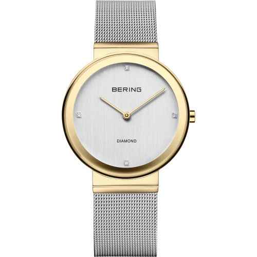  De BERING 10135-010 combineert strak minimalisme met een vleugje glamour. De glanzende goudkleurige kast vormt een elegant contrast met de zilverkleurige Milanese band &ndash; een subtiel bicolor-effect dat klasse en moderniteit uitstraalt. Op de geborstelde wijzerplaat fonkelen vier echte diamanten zachtjes in het licht.  Ge&iuml;nspireerd door de helderheid van het Noordpoolgebied, staat BERING voor tijdloze eenvoud. Met zijn ultradunne kast, krasbestendig saffierglas en betrouwbaar kwartsuurwerk is dit horloge perfect voor elke dag &ndash; en elke gelegenheid. 