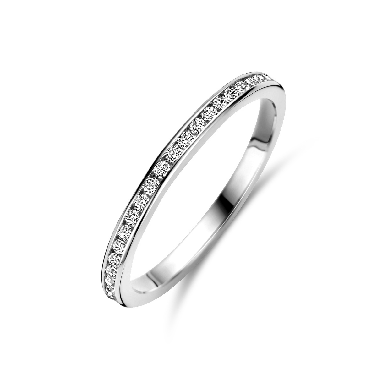 Stijlvolle witgouden aanschuifring met een schitterende rij van zirkonia en een poli afwerking. Tip: Combineer deze ring met andere aanschuifringen voor een subtiele en elegante look.