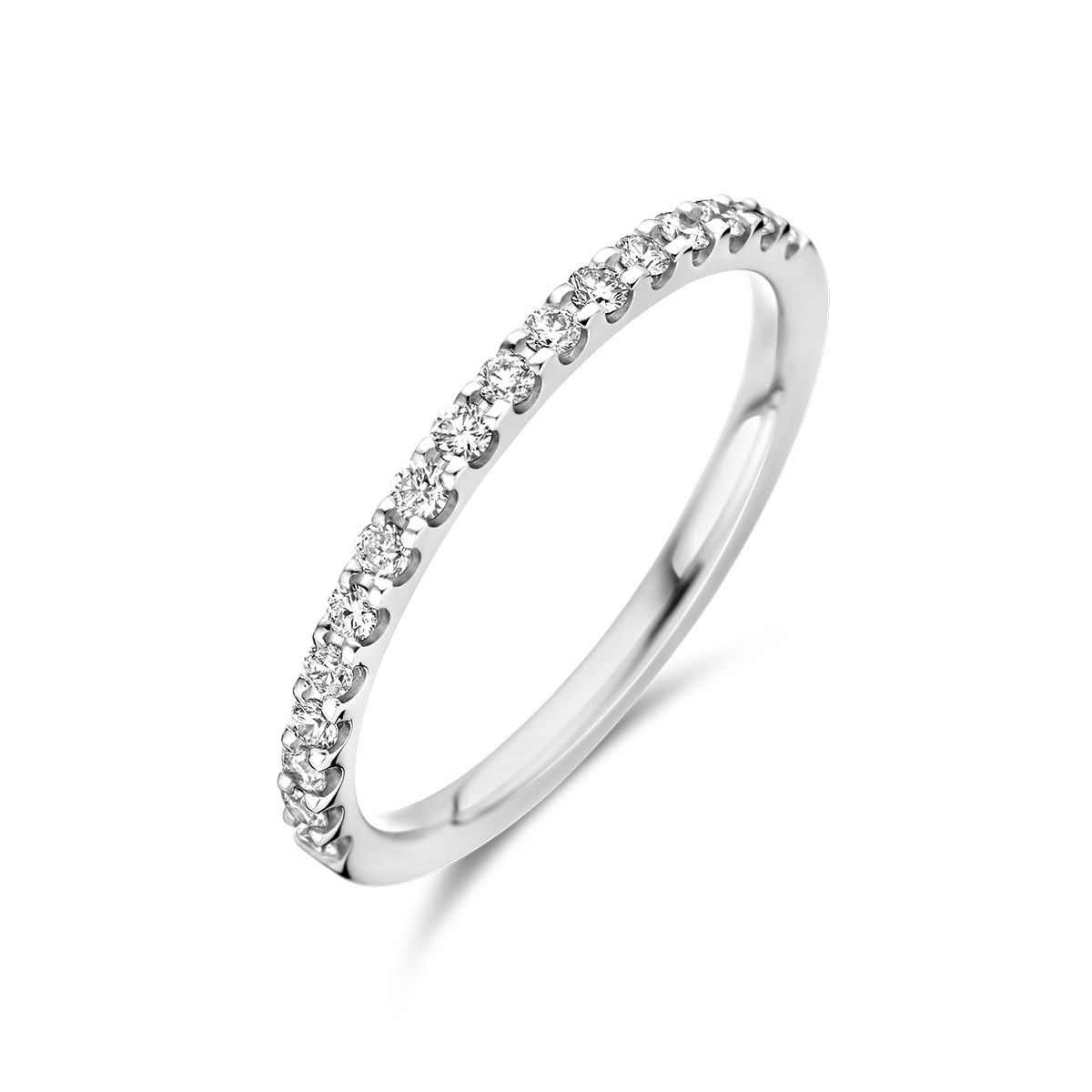 Platina ring uitgevoerd met diamant. De ring heeft een breedte van 1.7mm.