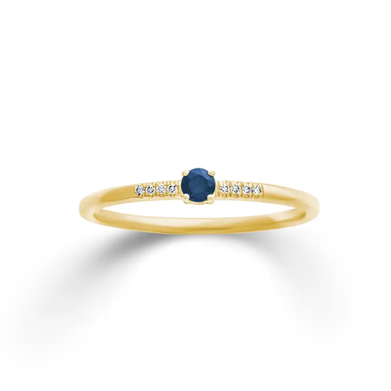 Huiscollectie 14krt geelgouden ring is een elegant sieraad uit onze huiscollectie. De ring is uitgerust met een saffier van 0,10 ct en een diamant van 0,02 ct Hsi. Dit goudkleurige sieraad is perfect voor speciale gelegenheden of als dagelijkse luxe. Draag het solo voor verfijnde elegantie of combineer met andere sieraden voor een moderne look. Ook kan deze ring je First love ring worden.
