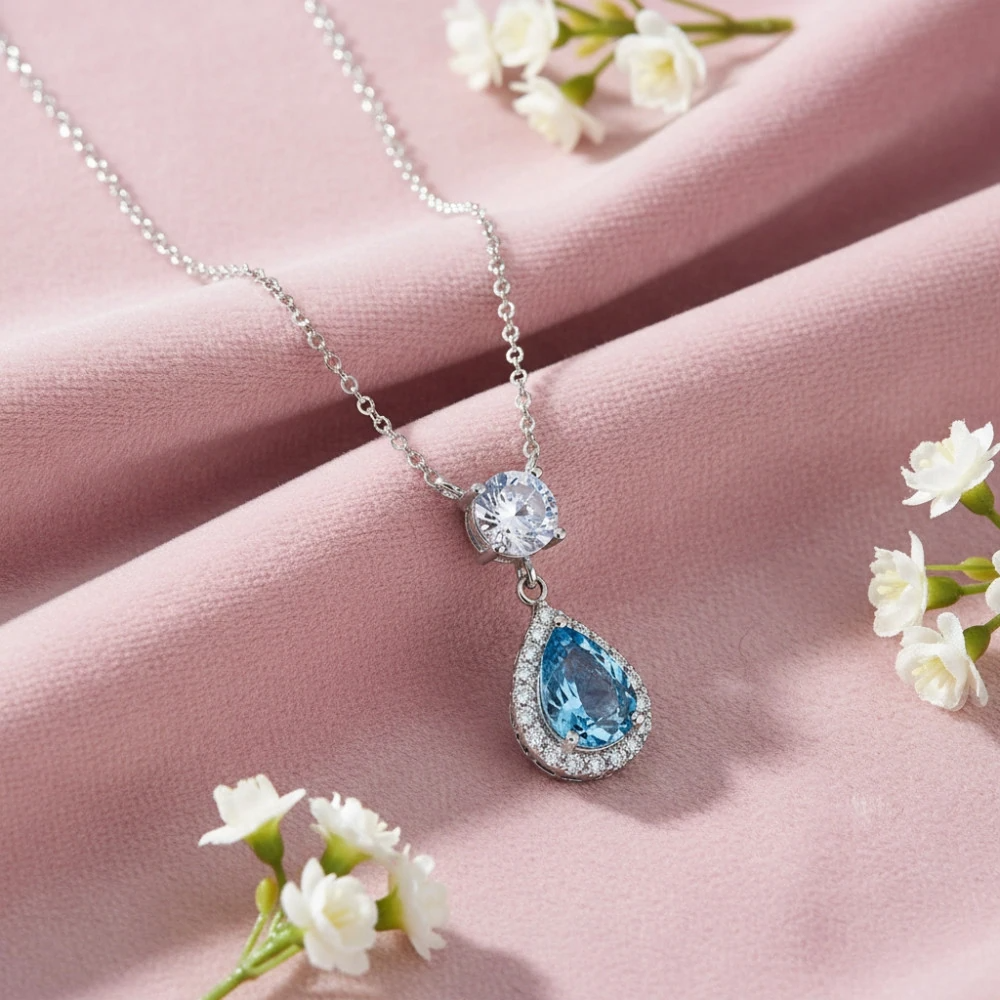 De BRISELLE ketting straalt tijdloze elegantie en verfijnde schittering uit. Gemaakt van 925 sterlingzilver, heeft hij een druppelvormige hanger versierd met een prachtig blauw Swarovski&reg;-kristal, prachtig omlijst door een halo van glinsterende accenten. De diepblauwe tinten gecombineerd met schitterende reflecties cre&euml;ren een opvallend, stralend effect.

Delicaat, vrouwelijk en zorgvuldig vervaardigd, is BRISELLE perfect om elke outfit te verfraaien, van dagelijks gebruik tot speciale gelegenheden. De evenwichtige mix van verfijning en moderne glans maakt het een gekoesterde aanvulling op elke sieradencollectie.

Als u op zoek bent naar een elegante, stralende en moeiteloos stijlvolle ketting, dan is BRISELLE de ideale keuze.