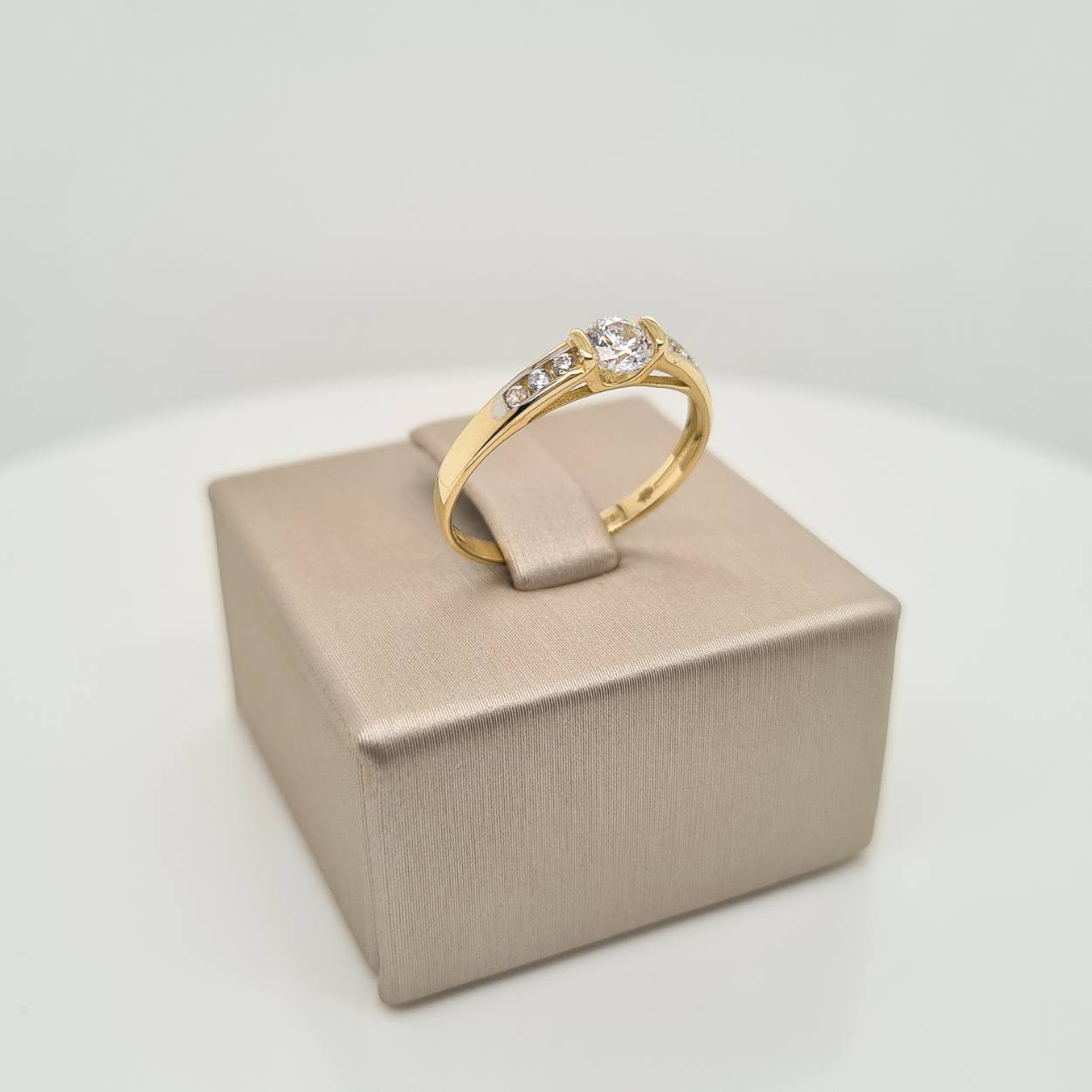 Deze verfijnde ring is vervaardigd uit 14 karaat geelgoud en is bezet met zirkonia's.

De maat van de ring is 56 (17.75mm). Heeft u een andere maat nodig? Neem dan gerust contact met ons op.