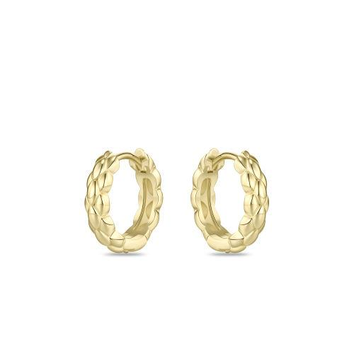 De Gisser klapcreolen, goud verguld, zijn elegante creool oorbellen. Met een verfijnd patroon voegen ze een vleugje luxe toe aan elke outfit. Ideaal voor dagelijks gebruik of speciale gelegenheden. Combineer met minimalistische sieraden voor een chique look. Perfect voor zowel casual als formele gelegenheden. Voeg deze must-have toe aan uw juwelencollectie!