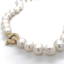 De Zoetwater collier met modelnummer ZW 6.5X6 is een elegante parelketting met een gouden veersluiting. Dit  tijdloze collier is perfect voor speciale gelegenheden of om een alledaagse outfit te verfraaien. Draag het solo voor een subtiele look of combineer met andere kettingen voor een gelaagd effect.