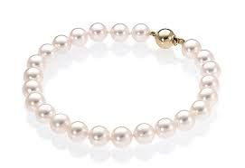 Het Zoetwater parel armband, met modelnummer ZW 6.5X6 KUS ZLV.VERG, is een elegant sieraad met zilver vergulde bolsluiting. Deze stijlvolle armband met een parelformaat van 6.5x6 mm voegt een vleugje verfijning toe aan elke outfit. Draag het solo als subtiele blikvanger of combineer met andere armbanden voor een trendy, gelaagde look. Perfect voor elke gelegenheid.