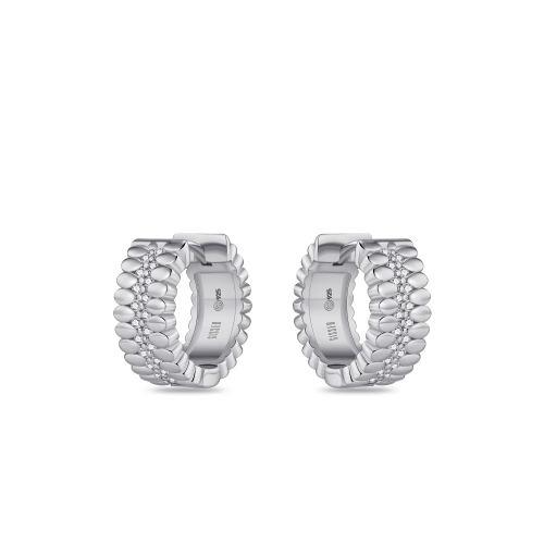 Deze Gisser klapcreolen met schitterende zirconia's en elegante bolletjes, zijn stijlvolle zilveren juwelen geschikt voor elke gelegenheid. Draag ze met opgestoken haar of een korte coupe om de glinstering van de zirconia's extra te benadrukken. Een must-have accessoire voor elke juwelenliefhebber. Perfect als cadeau of persoonlijke verwennerij.