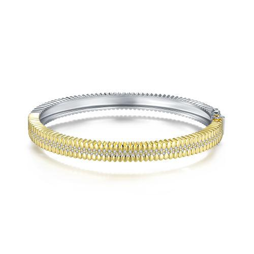 Deze Gisser armband bangle is goudverguld en bezet met sprankelende zirconia's. Hoewel het als armband wordt beschreven, tonen de productdetails dat het om creolen gaat. Draag deze veelzijdige sieraden voor zowel formele als casual gelegenheden om een vleugje elegantie en schittering aan je outfit toe te voegen. Perfect voor elke gelegenheid!