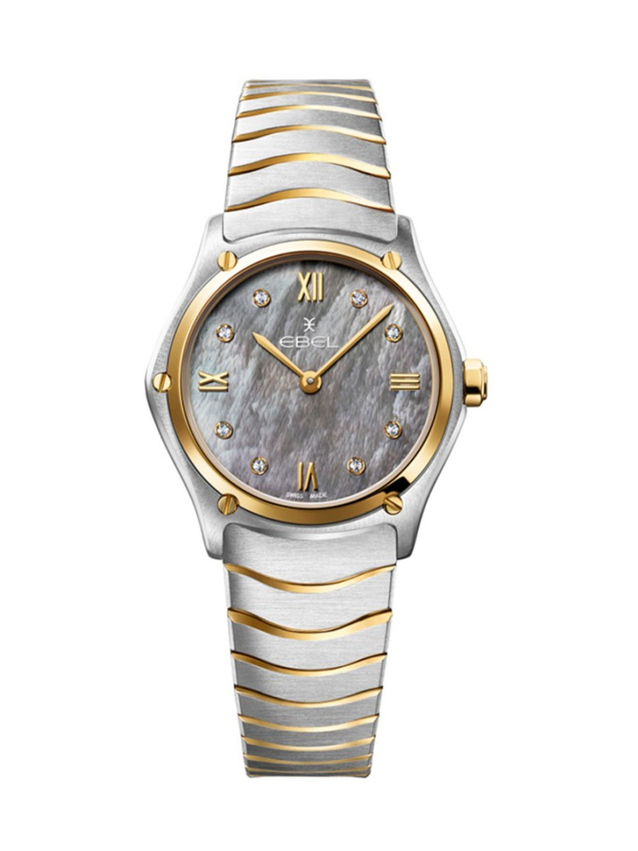 Bestel dit EBEL Sport Classic dames horloge op onze webshop. Het model met het referentienummer 1216642 is uitgerust met een Zwitsers top kwaliteit Quartz uurwerk. Het uurwerk is geplaatst in een hoogwaardige edelstalen horlogekast met een 18 kt. geelgouden bezel, schroefdetails en kroon. Op de grijze parelmoer wijzerplaat is met geelgouden PVD wijzers en Romeinse cijfers tezamen met 8 diamanten de tijd op analoge wijze af te lezen. De diamanten zijn Top Wesselton VS kwaliteit en hebben een totaalgewicht van 0.052 ct. De edelstalen geschakelde horlogeband met geelgouden PVD delen is aan de ronde horlogekast van 29 mm. gemonteerd. De band is voorzien van een vouwsluiting, met het EBEL logo. Deze sluiting zorgt ervoor dat uw horloge niet zomaar van uw pols kan glijden.