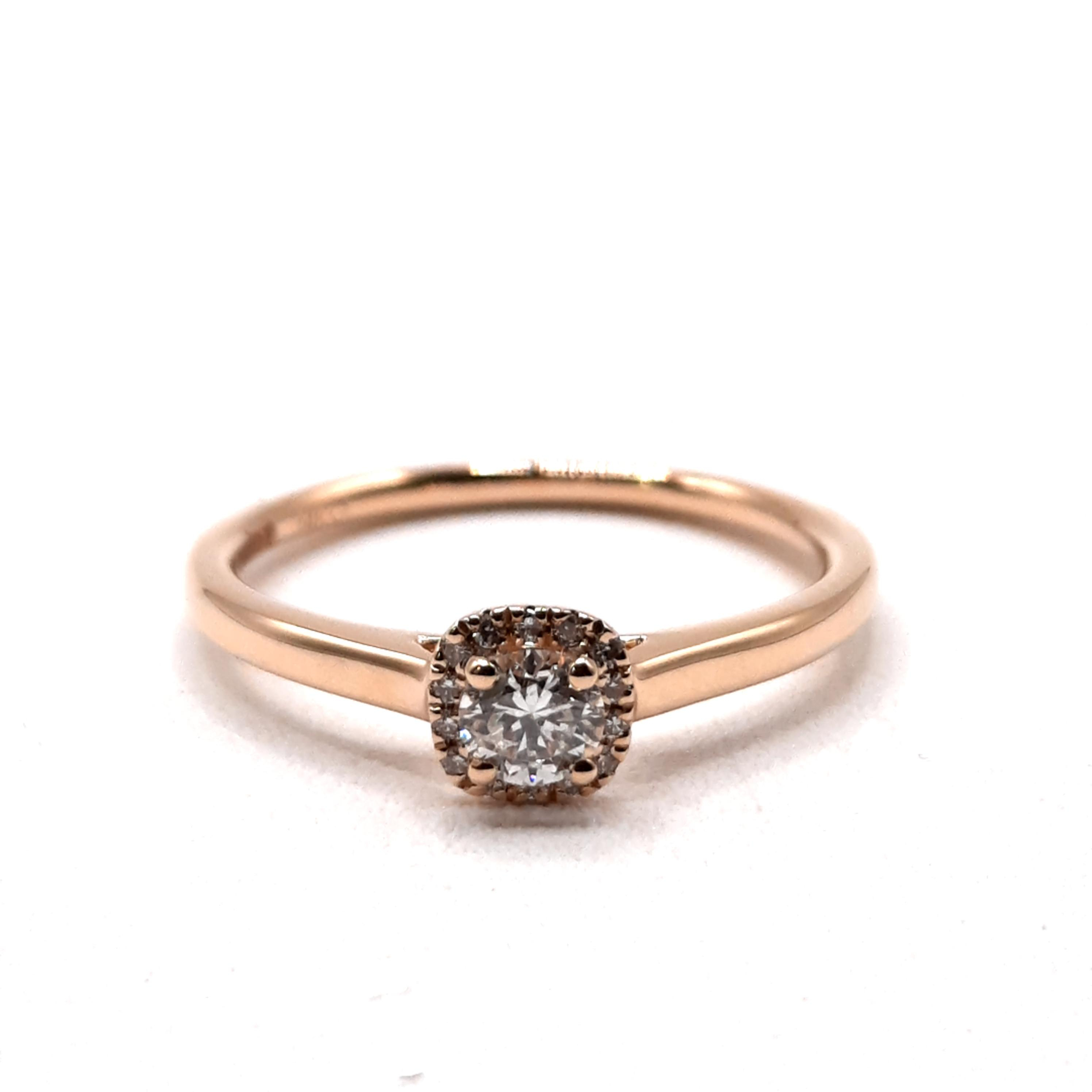 Deze elegante diamantenring met modelnummer 0002500 is vervaardigd uit 14k goud en straalt luxe uit. De ring heeft 15 ronde diamanten van SI1 zuiverheid en G-kleur (Top Wesselton). Perfect voor speciale gelegenheden of dagelijkse elegantie. Draag hem solo voor een verfijnde look of combineer met andere ringen voor een modieuze uitstraling.