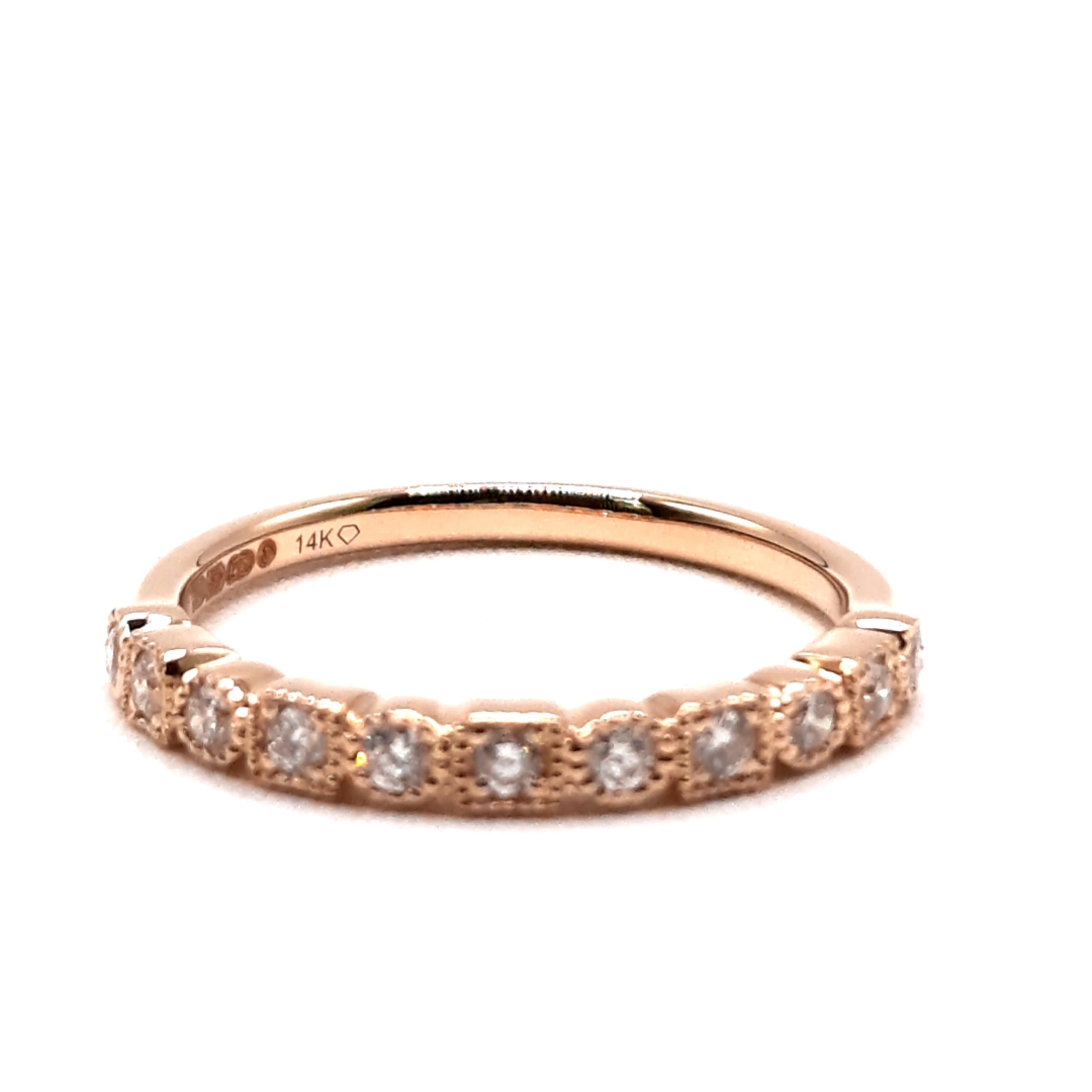 Deze prachtige Diamant Ring in 14K goud (modelnummer 0002504) is een stijlvol en verfijnd sieraad. De ring bevat 11 briljant geslepen diamanten van SI1 zuiverheid en G-kleur. Perfect voor dagelijks gebruik of speciale gelegenheden. Draag hem aan je ringvinger voor een klassieke uitstraling of combineer met andere ringen voor een moderne touch.