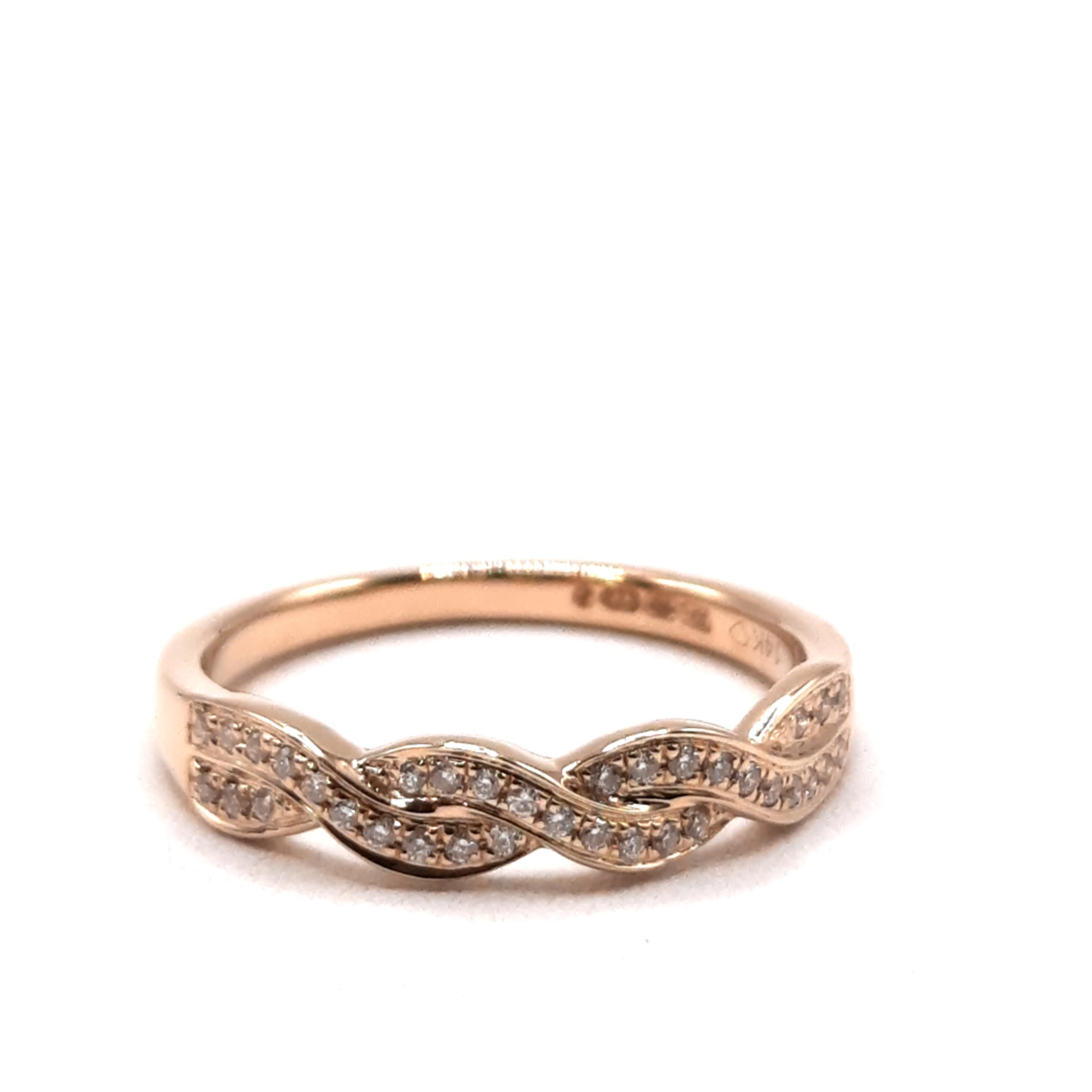 Deze prachtige gouden damesring is gemaakt van 14-karaats goud en heeft een briljante diamant als middelpunt, met een zuiverheid van SI1 en een prachtige G-kleur. Het is een verfijnd accessoire voor elke gelegenheid, geschikt om dagelijks te dragen of als blikvanger bij speciale gelegenheden. De ringmaat is 54, comfortabel te dragen.