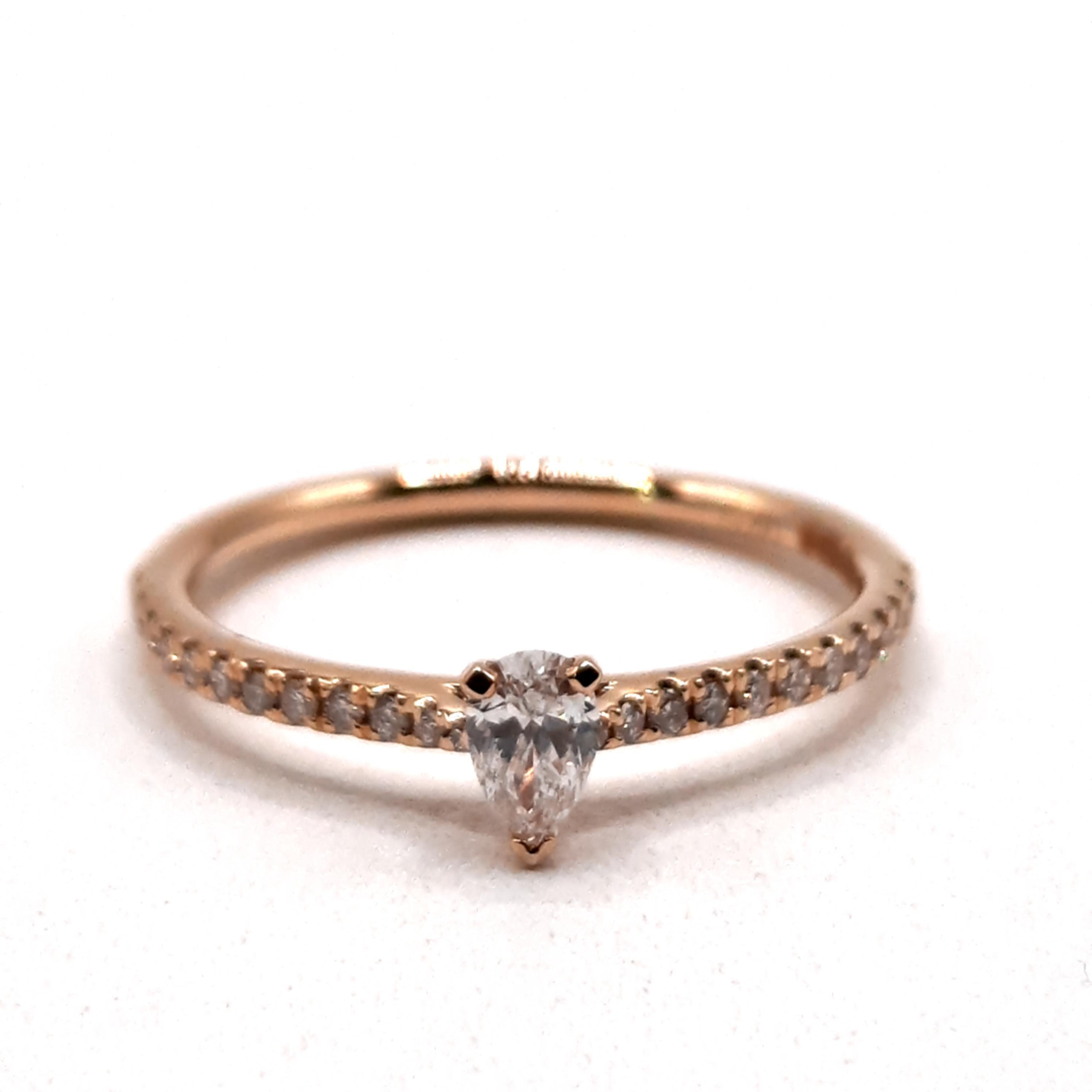 Deze prachtige diamanten ring, modelnummer 0002506, is vervaardigd uit 14-karaats goud. De ring is maat 54 en heeft een elegante goudkleurige afwerking. Versierd met 25 briljantgeslepen diamanten van SI1 zuiverheid en G-kleur, straalt deze ring luxe uit. Draag hem solo voor een verfijnde look of combineer met andere sieraden voor extra glamour.