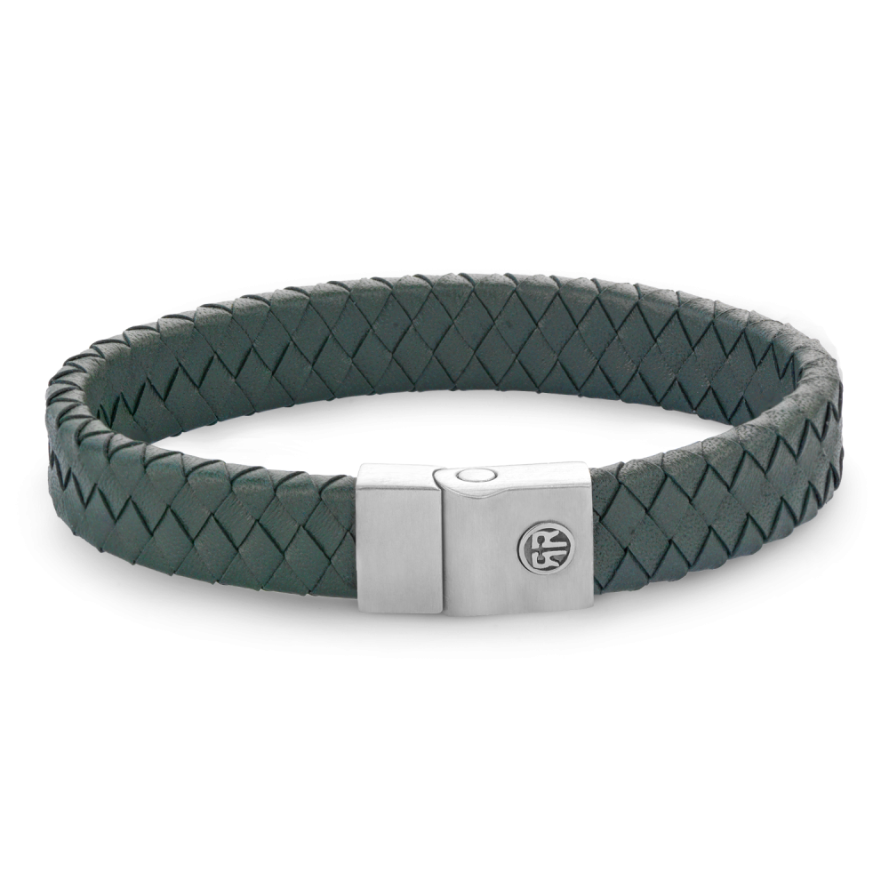 Deze Full Metal Premium armband van Rebel and Rose is een leren armband van 12 mm breed met een sluiting van edelstaal. Het R&R logo is in 3D op de sluiting aangebracht. De unieke (PSR*) sluiting bestaat uit twee delen die perfect in elkaar vallen, zonder dat daar hulpmiddelen als magneten voor nodig zijn. Het leer is met veel zorg en vakmanschap handmatig gelooid en gevlochten door de ambachtslieden van Rebel and Rose. 