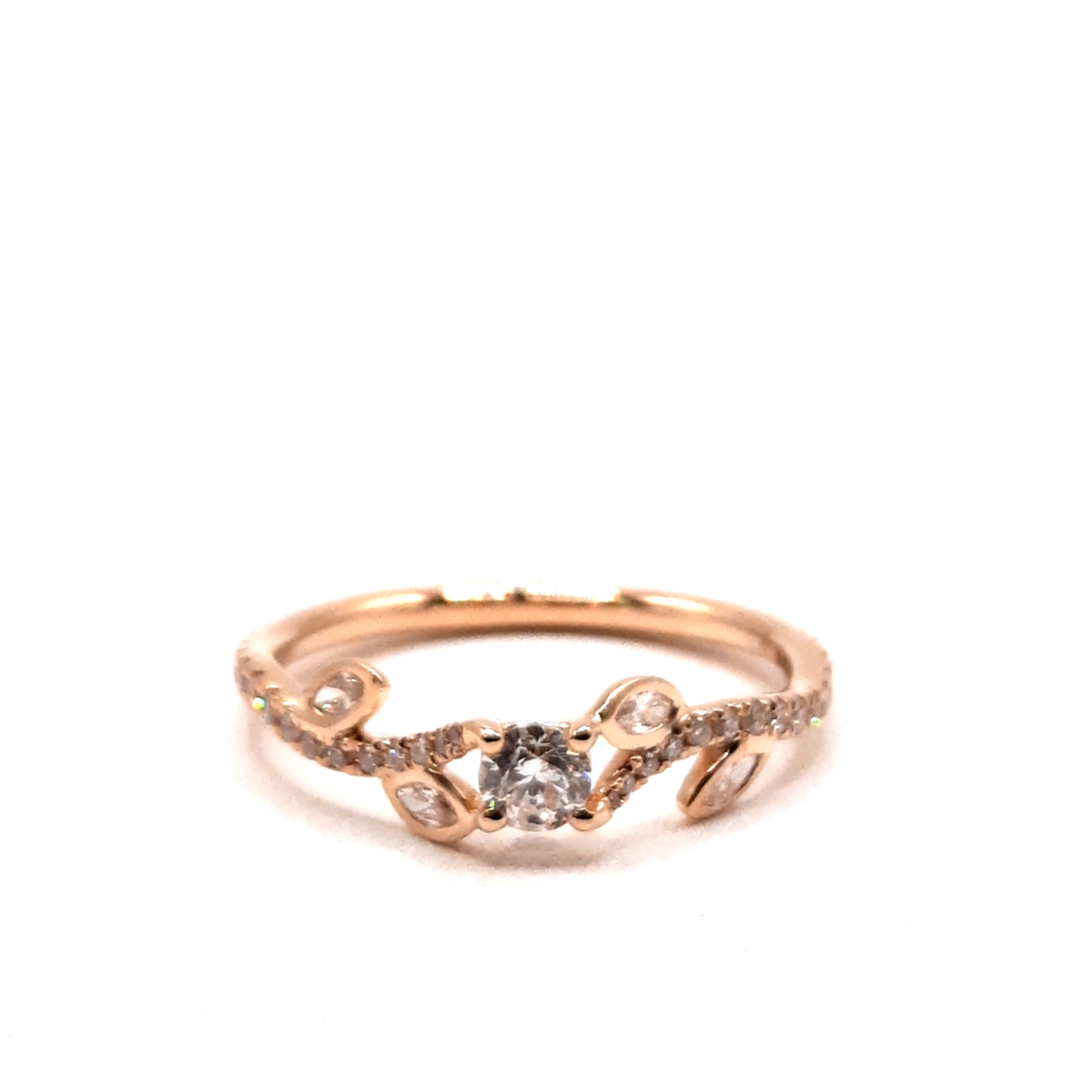 Deze prachtige 14k gouden diamanten ring (modelnummer 0002507) is een verfijnd sieraad met een briljante SI1 pure diamant in G kleur (Wesselton). Perfect voor een ringmaat 54. Deze elegante ring, met zijn stralende gouden kleur, is ideaal om te dragen bij speciale gelegenheden of om je dagelijkse look extra glans te geven.