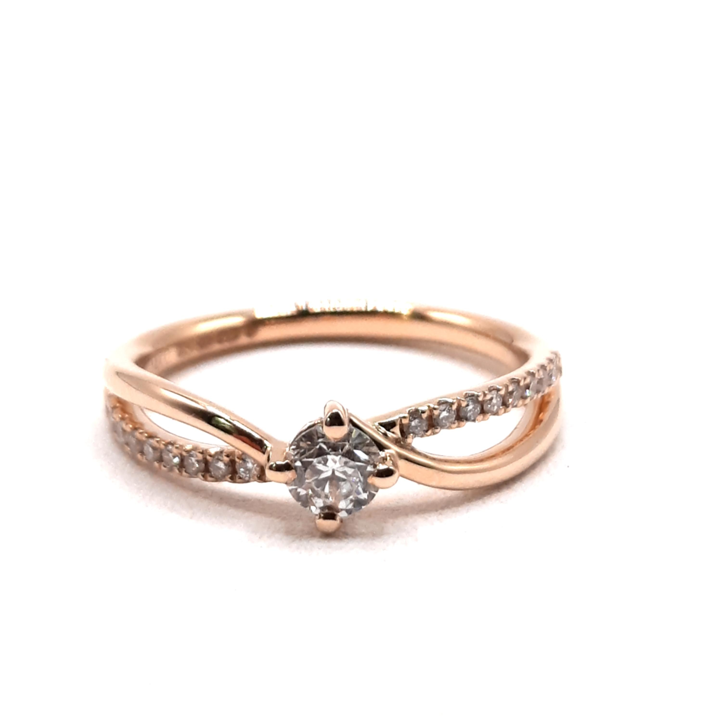 Deze prachtige diamant ring 14k, modelnummer 0002508, combineert elegantie en verfijning. Gemaakt van 14 karaat goud, bevat deze ring 19 briljant-geslepen diamanten met SI1 zuiverheid en een G-kleur. Het fonkelende ontwerp is perfect voor speciale gelegenheden of dagelijks gebruik. Draag hem solo voor een subtiele uitstraling of combineer met andere gouden sieraden voor extra glamour.