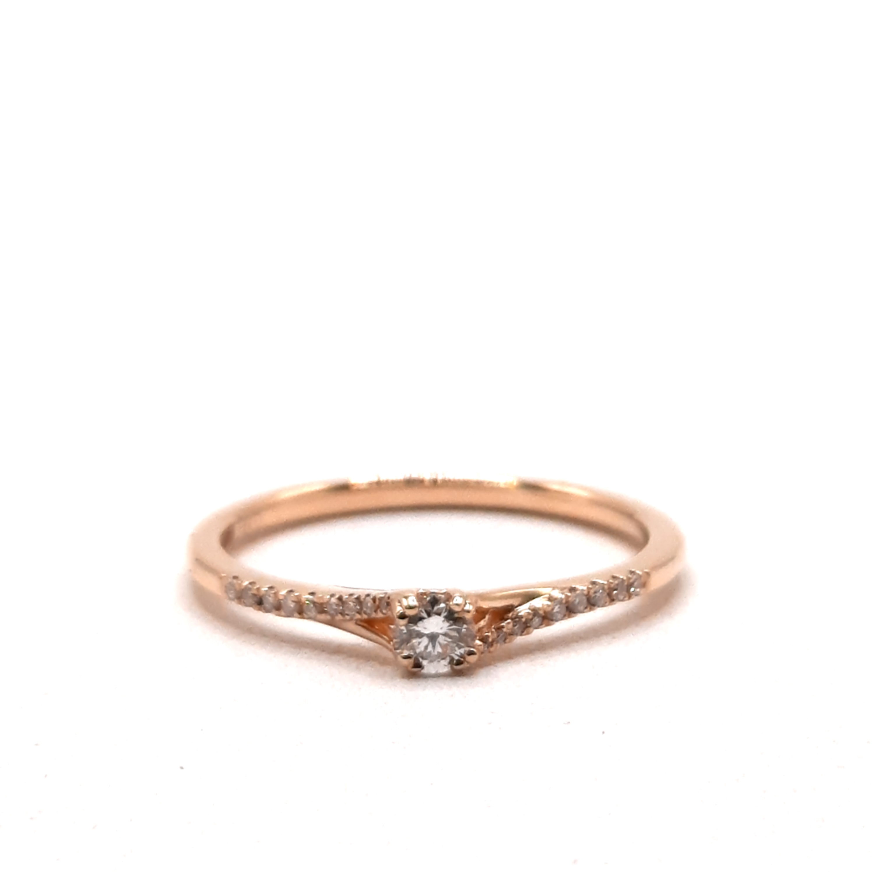 De diamant ring model 0002509 is een prachtige 14-karaats gouden ring, maat 54. Hij is bezet met 19 briljant geslepen diamanten van SI1-zuiverheid en G-kleur, wat zorgt voor een schitterende uitstraling. Perfect om dagelijks te dragen of voor speciale gelegenheden die elegantie vereisen. Draag het op de ringvinger voor optimaal effect.