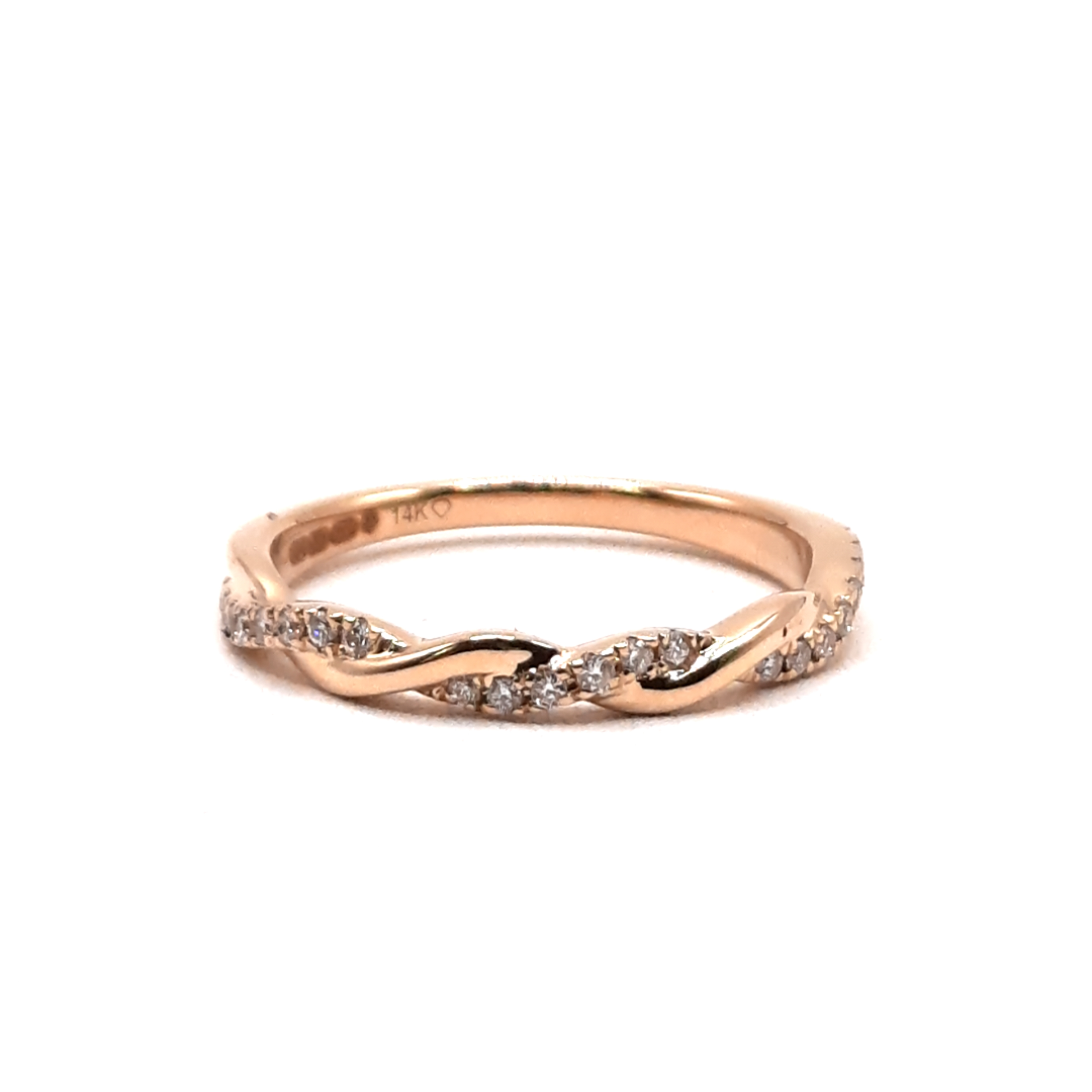 Deze prachtige diamanten ring met modelnummer 0002511 is gemaakt van 14-karaats goud en bevat 28 briljant geslepen diamanten in de zuiverheid SI1 en kleur G. Ideaal voor speciale gelegenheden, draag hem als een opvallend sieraad op je ringvinger. De gouden kleur maakt het een tijdloze toevoeging aan elke sieradencollectie.