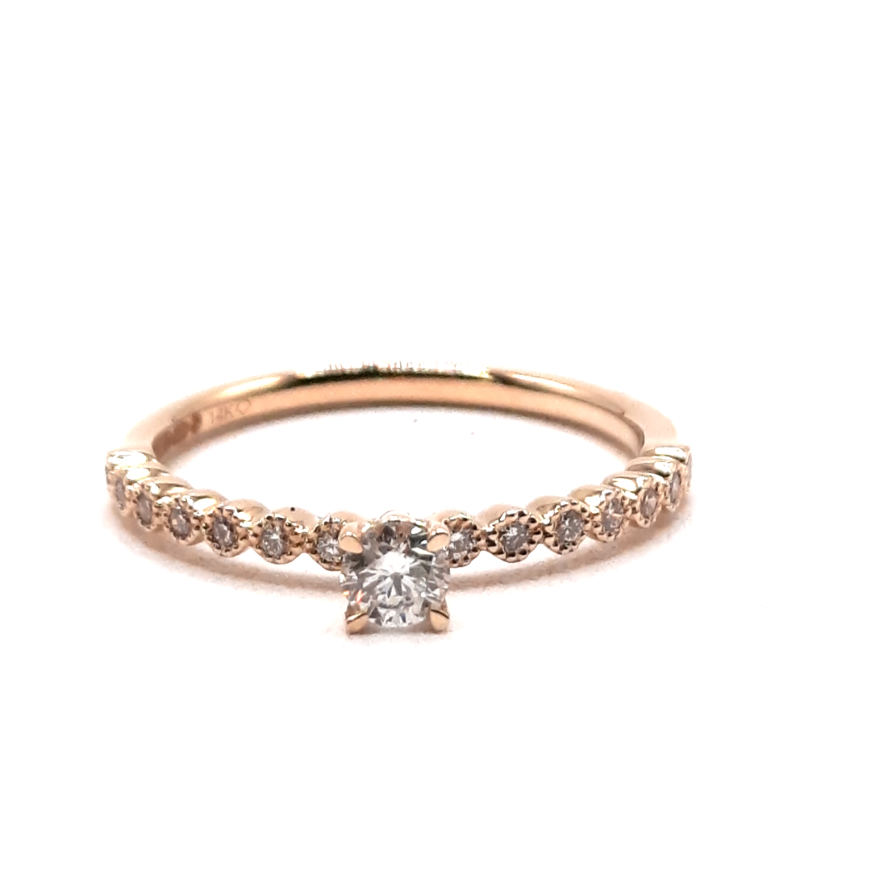 De diamant ring 14k modelnummer 0002512 is een verfijnd sieraad van 14-karaats goud. Het bevat 15 briljant geslepen diamanten met een zuiverheid van SI1 en een G-kleur, wat zorgt voor een schitterende uitstraling. Draag deze ring solo of samen met andere gouden sieraden voor een elegante en tijdloze look. Perfect voor elke gelegenheid.