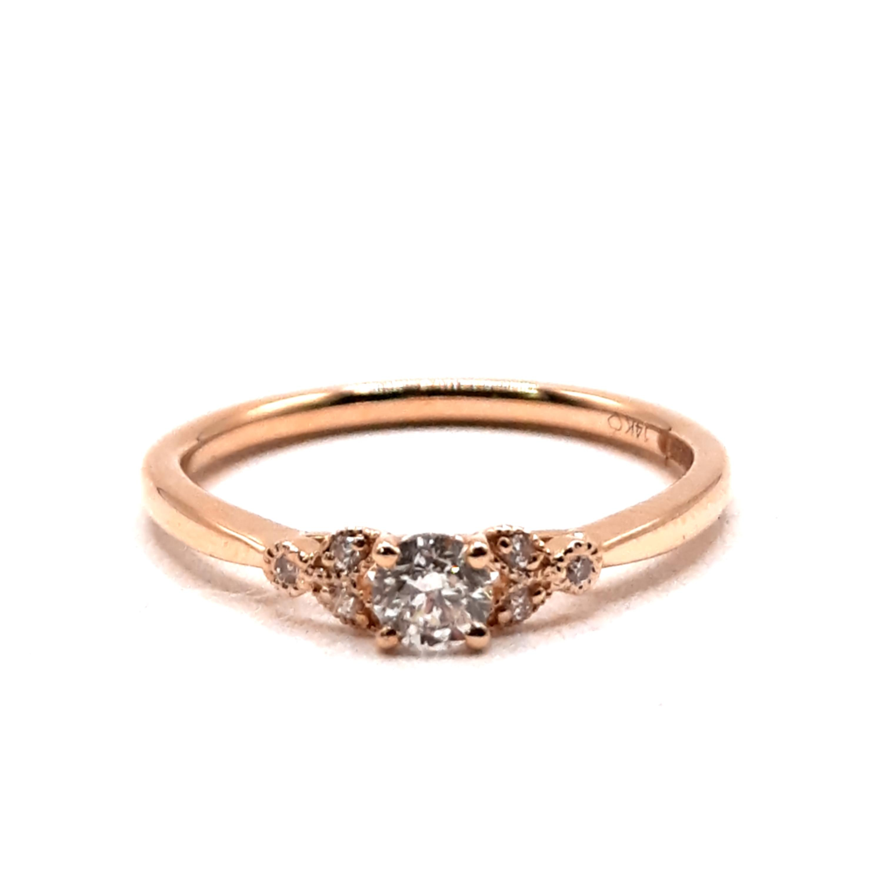 Deze prachtige 14k gouden ring, modelnummer 0002513, is een eye-catcher met 7 briljantgeslepen diamanten van SI1 zuiverheid en G (Top Wesselton) kleur. Perfect om te dragen als verfijnd accent bij zowel casual als formele gelegenheden. Combineer deze juweelmaat 54 met andere gouden sieraden voor een elegante, samenhangende look. Een tijdloos sieraad voor elke sieradenliefhebber.