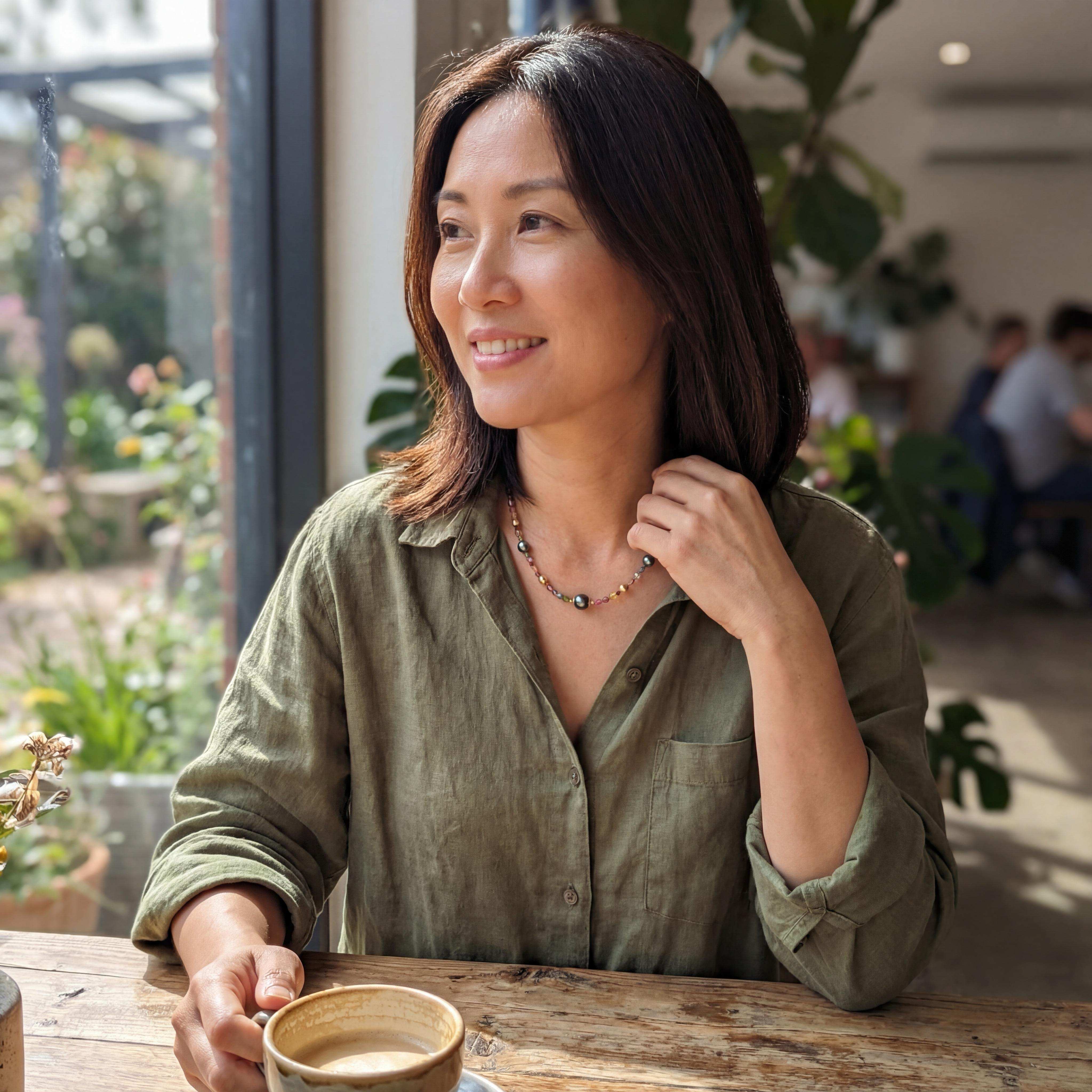 Entdecken Sie diese exquisite Safir- und Perlenkette, gefertigt aus feinstem Gelbgold 750. Die runden Perlen, die den Hauptakzent bilden, sind kunstvoll zwischen bunten, facettierte Smarties aus Safire angeordnet, was diesem Schmuckstück einen einzigartigen Charme verleiht. Ein luxuriöses Accessoire, das Eleganz und Raffinesse verkörpert. UNIKAT, gefertigt im KISSNER Meisteratelier