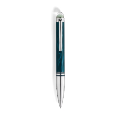 De Starwalker Fineliner Doué behoort tot de Montblanc Starwalker collectie. Referentienummer: MB118872

De StarWalker collectie is gebaseerd op een van de meest mysterieuze avonturen van de mensheid: Ruimtereizen. Deze StarWalker PolarGreen brengt de schoonheid van het noorderlicht tot leven. De transparante koepel is gemaakt van resin en gloeit in het donker, dit doet denken aan het betoverende dansende poollicht aan de nachtelijke hemel. Het guillochepatroon op de houder legt de glans van de lichten prachtig vast, en de donkergroene lakafwerking accentueert de fraaie reflecties. De donkergroene harsringen op het voorste deel accentueren de platina-gecoate fittingen van de balpen.