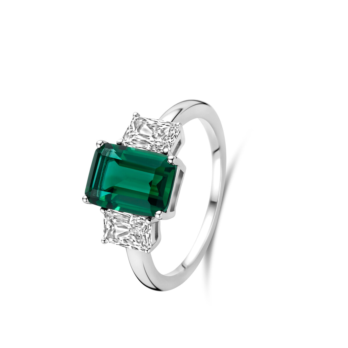 De Zilveren ring met groene steen en witte zirconium Naiomy is een eyecatcher. Door de groene middensteen straalt deze zilverkleurige ring elegantie uit. 