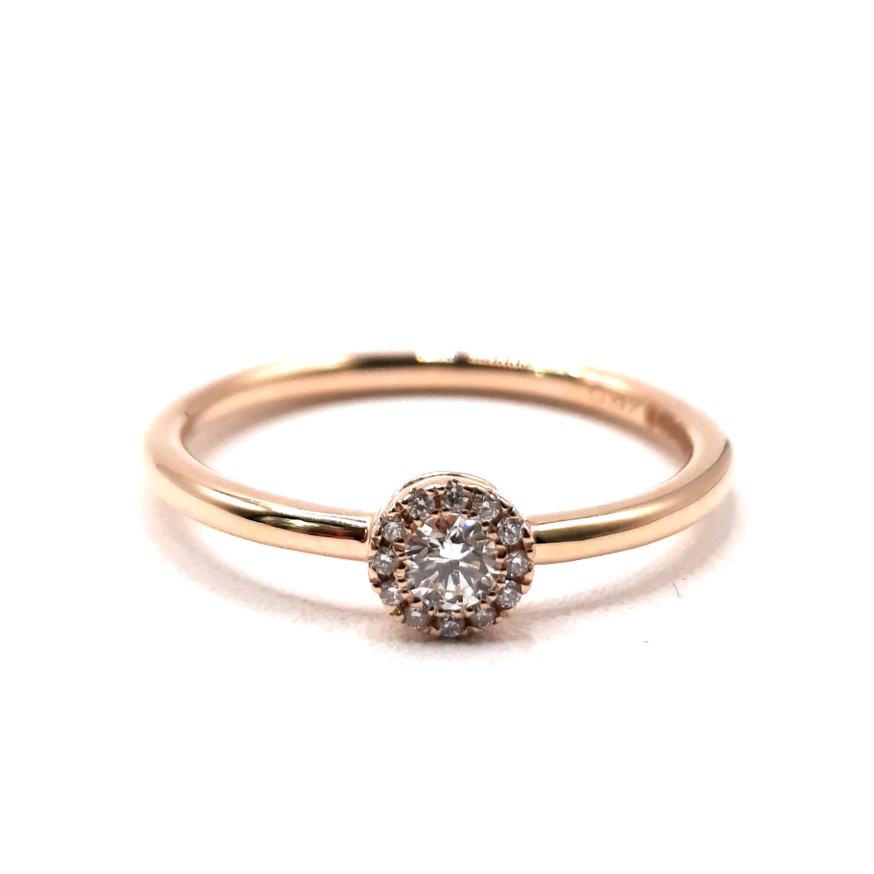 Deze prachtige Diamant ring van modelnummer 0002517 is gemaakt van 14k goud en heeft een elegante gouden kleur. De ring is versierd met 13 briljantgeslepen diamanten van SI1 zuiverheid en G kleur (Top Wesselton). Draag dit stijlvolle sieraad voor speciale gelegenheden of als een verfijnd dagelijks accessoire. Perfect als cadeau of om jezelf te verwennen.
