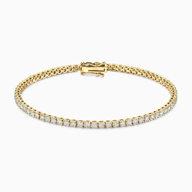 Deze 14k geelgouden armband met lab-diamonds in chaton-zetting is een stijlvolle eyecatcher. Het totaal karaatgewicht van de diamantjes is 2,16 en de lengte van de armband is 16 cm. Prachtig alleen of in combinatie met een ring en/of collier met lab-diamonds uit onze collectie.