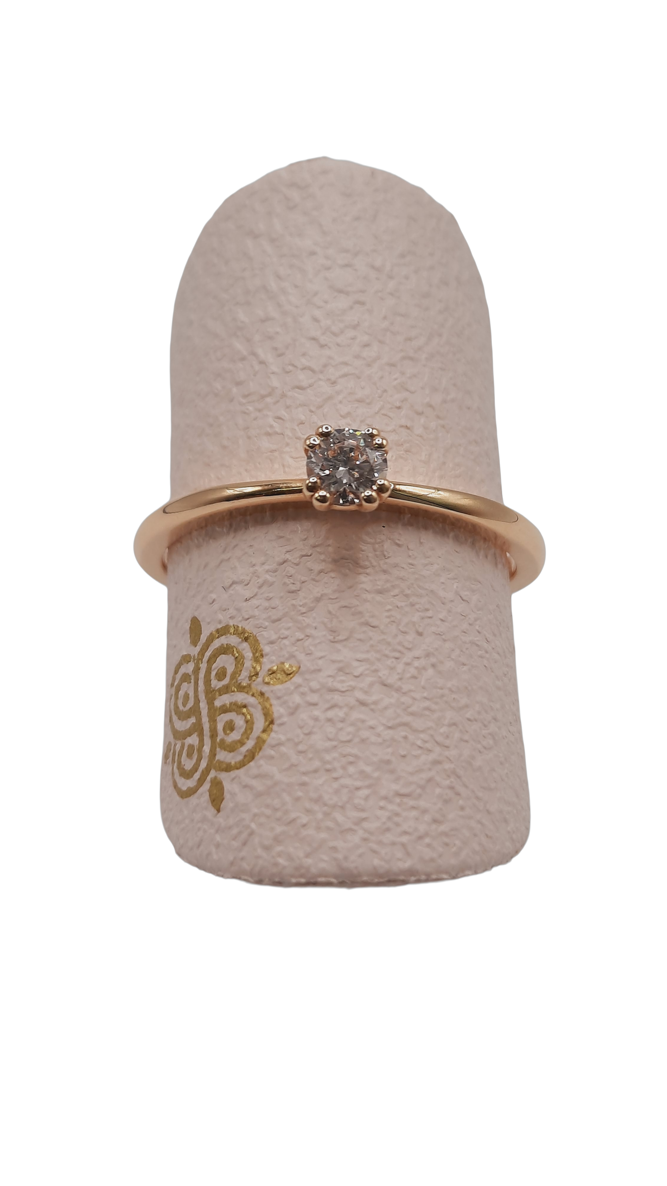 De Diamanten Verlovingsring model 0002440 is een prachtige gouden ring van 14-karaat, ideaal voor een verloving. De ring heeft een briljant geslepen diamant van hoge kwaliteit (SI1-puurheid, F-kleur). Met een maat van 53 en goudkleurige uitstraling, is deze tijdloze ring perfect om te dragen bij speciale gelegenheden. Voeg een vleugje luxe toe aan je bijzondere moment.