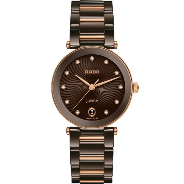 LaCoupole staat symbool voor de iconen van gisteren, opnieuw gedefinieerd voor de verfijnde drager van vandaag. Een uiting van verfijnde glamour, ontworpen met de precisie en innovatie die alleen Rado kan bieden. De 31 mm monobloc kast van gepolijst bruin hightech keramiek is bekroond met een gewelfd saffierglas, veredeld door een bruin-ros&eacute;gouden gemetalliseerde rand. De kast is waterbestendig tot 5 bar (50 meter), waardoor dagelijkse veerkracht wordt gecombineerd met blijvende elegantie. Het resultaat is een silhouet dat onmiskenbaar Rado is: strak, sculpturaal en tijdloos. De bruine wijzerplaat is voorzien van golfvormige markeringen gevuld met lak, wat een weelderig driedimensionaal effect cre&euml;ert. 11 Top Wesselton full-cut diamanten fungeren als uurmarkeringen en geven de wijzerplaat een stille schittering, terwijl een datumvenster op 6 uur verfijnde functionaliteit biedt. Het hart van het horloge is het 8-juweel quartz kaliber R218, veredeld door PreciDrive&trade;-technologie voor uitzonderlijke precisie. De kast wordt vastgezet door de band van gepolijst bruin hightech keramiek, verrijkt met elementen en sluiting met ros&eacute;gouden PVD-coating, die het ontwerp in een naadloze harmonie completeert. De LaCoupole is een symbool van gratie: ontworpen om begeerlijk te zijn en vervaardigd om lang mee te gaan.