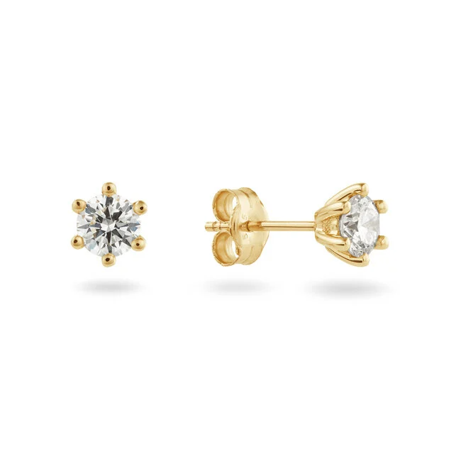 De Solitaire Classique oorstekers met 0.60ct lab-grown diamanten vormen de perfecte balans tussen opvallende luxe en tijdloze stijl. De briljant geslepen diamanten schitteren met indrukwekkende intensiteit, terwijl het gerecyclede 14 karaat goud een duurzame, verfijnde basis biedt. Een icoon van vrouwelijke elegantie dat generaties kan doorstaan.