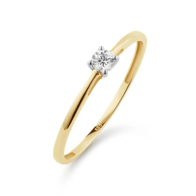 De Solitaire Moderne ring combineert moderne eenvoud met een luxueuze uitstraling. De briljant geslepen lab-grown diamant (0.05 ct) vangt het licht met een subtiele schittering, prachtig in balans met het gerecyclede 14 karaat goud. Een tijdloos ontwerp dat moeiteloos elke stijl versterkt, van alledaags tot bijzonder moment.