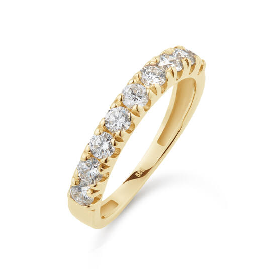 De Alliance ring is een symbool van oneindige elegantie en tijdloze schoonheid. De briljant geslepen lab-grown diamanten zijn rondom de gehele ring gezet, waardoor ze vanuit elke hoek schitteren met uitzonderlijke helderheid. Vervaardigd uit gerecycled 14 karaat goud en afgewerkt met uiterste precisie, staat deze ring voor duurzame luxe en verfijnde perfectie. Een klassiek ontwerp dat liefde, verbinding en eeuwigheid weerspiegelt.