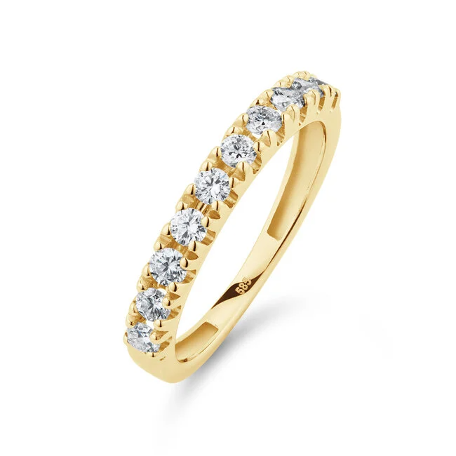 De Alliance ring met 0.50 ct lab-grown diamanten is de perfecte balans tussen subtiele sprankeling en tijdloze elegantie. De briljant geslepen diamanten sieren de bovenkant van de ring in een verfijnde halve alliance-setting, waardoor ze bij elke beweging het licht prachtig vangen. Vervaardigd uit gerecycled 14 karaat goud en ontworpen met aandacht voor detail, staat deze ring symbool voor bewuste luxe en blijvende schoonheid – ideaal als trouwring, jubileumring of stijlvolle toevoeging aan elke collectie.