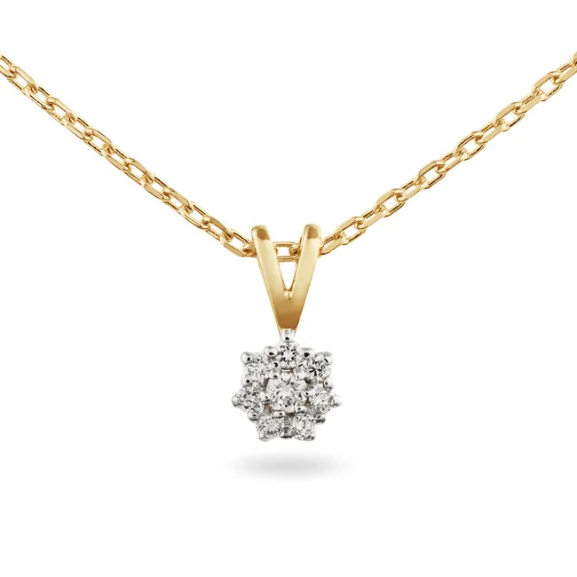 De Rosette ketting vangt de charme van klassieke schoonheid in een verfijnd, modern ontwerp. De briljant geslepen lab-grown diamanten (totaal 0.13 ct) vormen samen een subtiel bloemmotief dat het licht vanuit elke hoek laat dansen. Vervaardigd uit gerecycled 14 karaat goud en ontworpen met oog voor detail, straalt dit sieraad pure vrouwelijkheid en tijdloze elegantie uit, perfect om elke dag met een vleugje luxe te dragen.