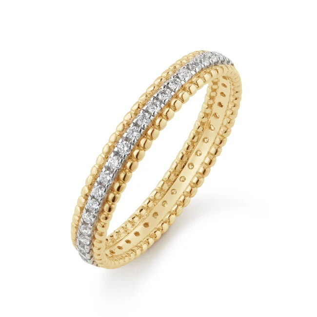 De Infini No. 14 ring is een tijdloos statement van moderne luxe en verfijnde elegantie. De briljant geslepen lab-grown diamanten (totaal 0.35 ct) vormen een sprankelende rij rondom de ring, omlijst door een verfijnde structuur van gouden bolletjes die het licht op speelse wijze vangen. Vervaardigd uit gerecycled 14 karaat goud en ontworpen met oog voor detail, belichaamt deze ring de oneindige kracht van verbinding en duurzame schoonheid, een sieraad dat generaties overstijgt.