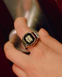 Het Casio-horloge in ringformaat heeft de vorm en functie van een polshorloge, maar dan ongeveer een tiende kleiner, en is ontworpen om comfortabel om uw vinger te passen. Dit unieke ringhorloge is het resultaat van Casio's passie voor vakmanschap. Het beschikt over een verfijnde, volledig metalen vorm, bereikt met behulp van geavanceerde metaalbewerkingstechnologie&euml;n, een miniatuurmodule die mogelijk is gemaakt door montagetechnologie met hoge dichtheid, en meer. De gouden kleur straalt schoonheid en kracht uit voor een stijlvol accessoire dat zowel praktisch als speels is.