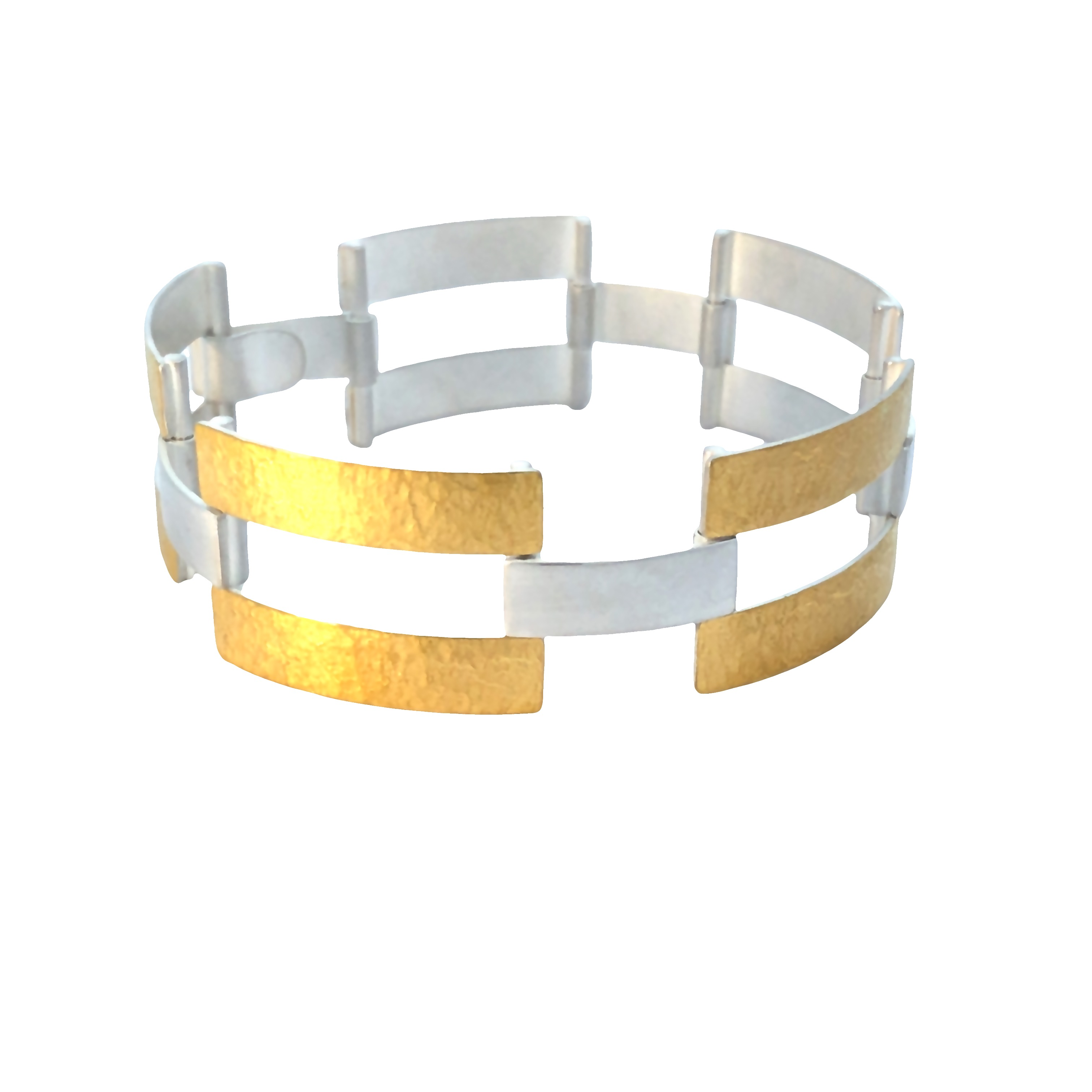Entdecken Sie dieses auff&auml;llige Armband, eine meisterhafte Kombination aus Silber und Feingold. Die abwechselnden silbernen und goldfarbenen Elemente bilden ein faszinierendes Design, das sowohl modern als auch zeitlos ist. Dieses Schmuckst&uuml;ck verleiht jedem Outfit einen Hauch von Eleganz und Raffinesse.
