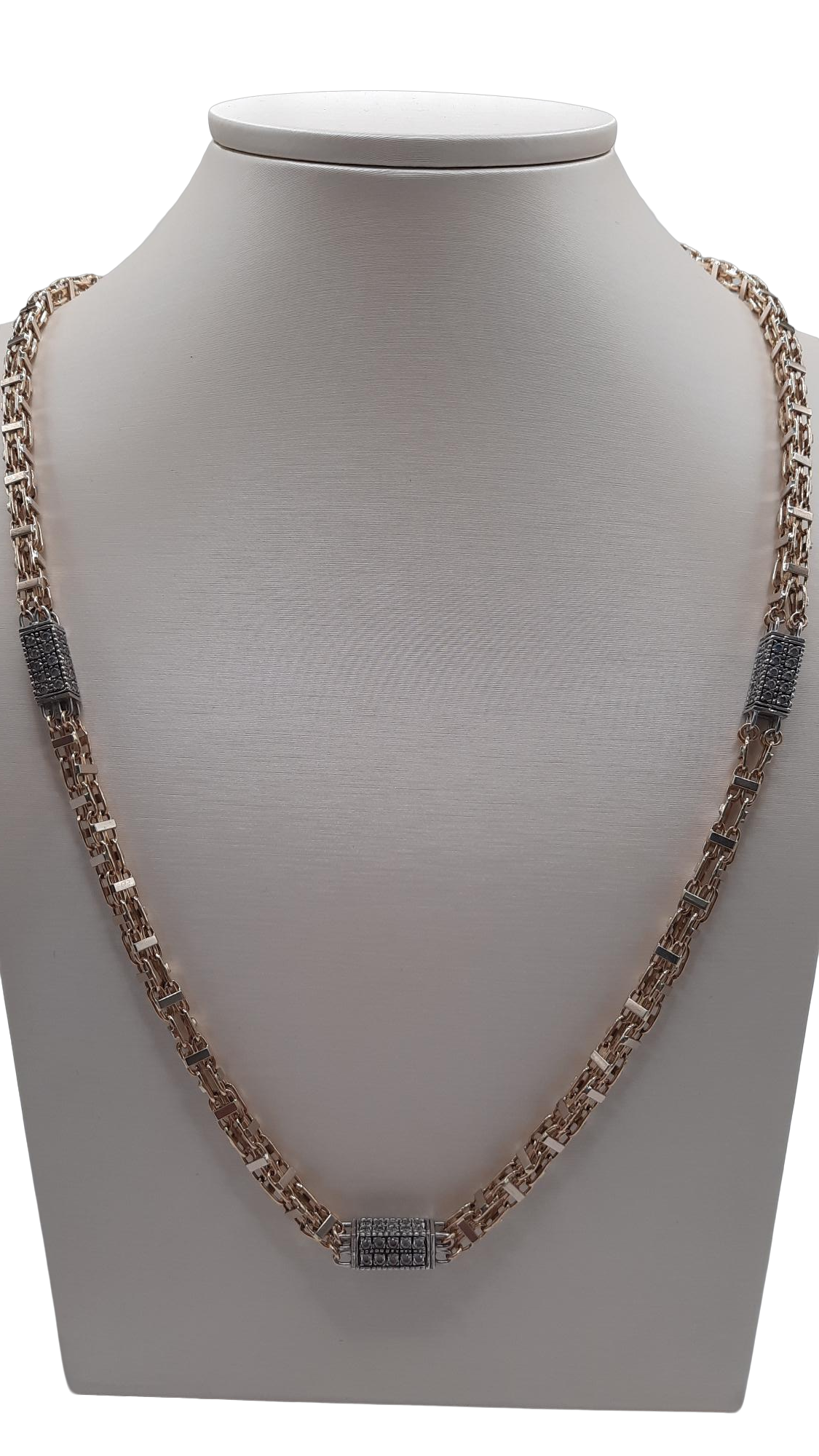 De Gouden Magnum Ketting 14kt, modelnummer 0002403, is een schitterende juweelketting. Kenmerken zijn een lengte van 70 cm, een goud-zilver kleur en 14 karaat materiaal. Met een breedte van 5,8 mm straalt het raffinement uit. Perfect te dragen bij formele gelegenheden of als stijlvol dagelijks accessoire. Voeg luxe en elegantie toe aan elke outfit.